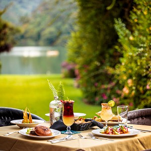 Alimentos y bebidas en Sierra Lago Resort Restaurante La Capilla