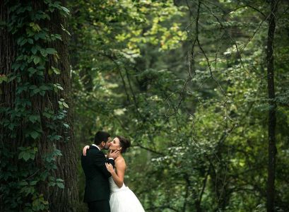 Pareja de recién casados en el bosque