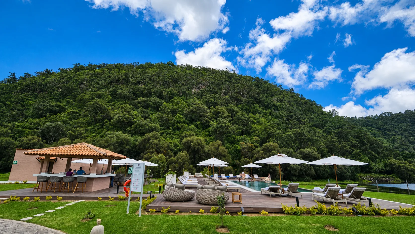 Alberca solo para adultos de Sierra Lago con vista al bosque y las montañas de Mascota, Jalisco