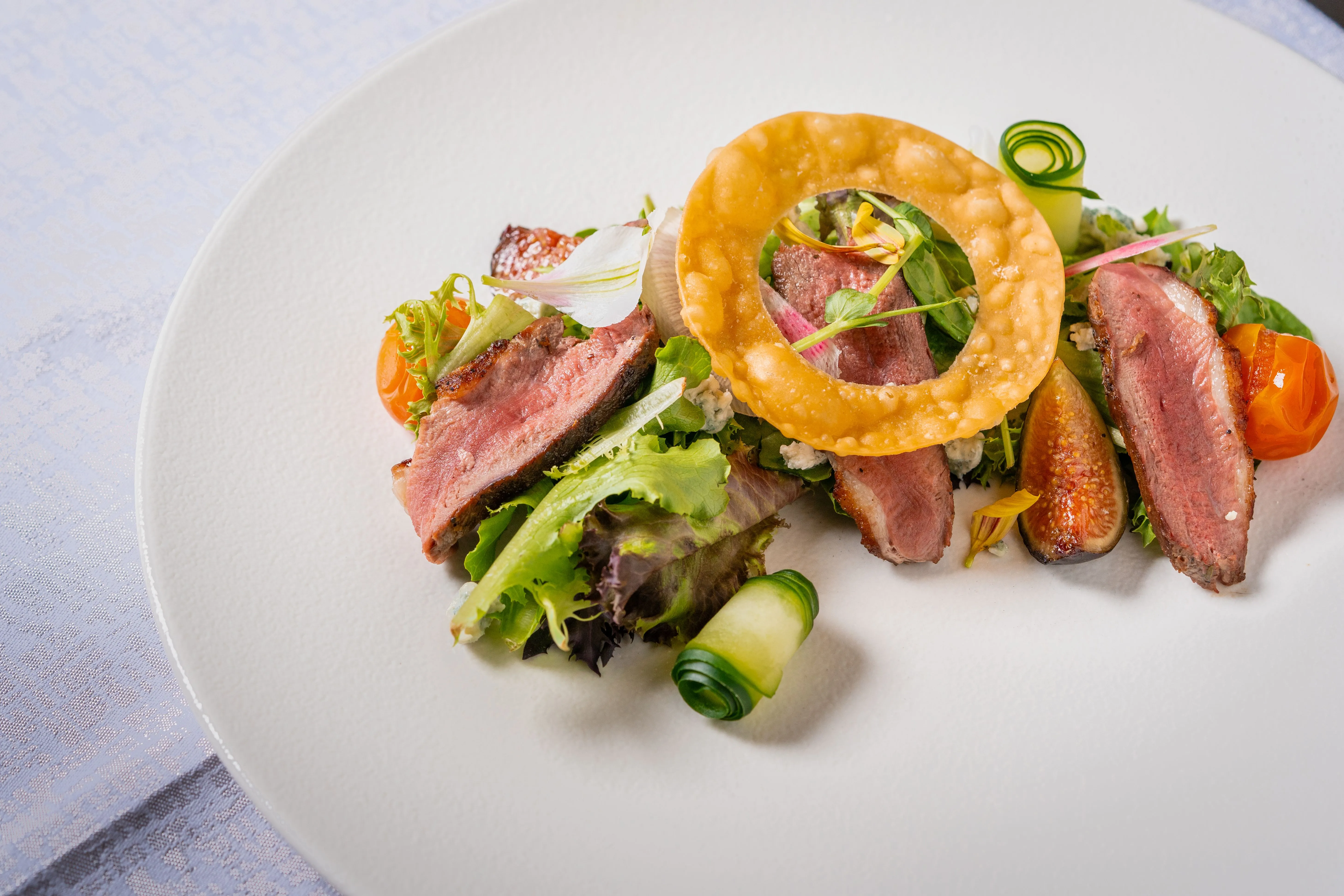 Sabores que se disfrutan sin prisas: tres tiempos a la carta, con propuestas cuidadosamente preparadas para acompañar tu experiencia en la montaña (⁵).