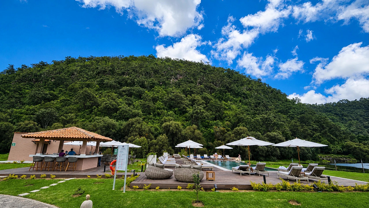 Alberca solo para adultos de Sierra Lago con vista al bosque y las montañas de Mascota, Jalisco