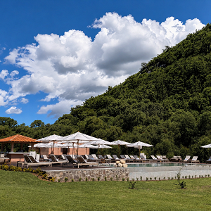 Alberca solo para adultos en Sierra Lago Resort