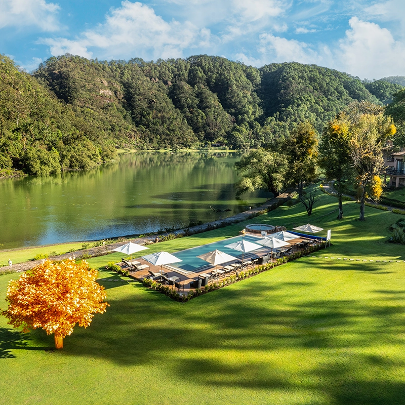 Una estancia única en la montaña junto a un lago sereno