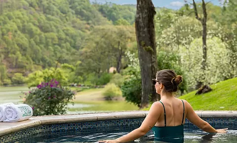 Jacuzzi al aire libre y vapor