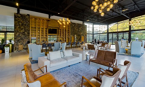 lobby-bar-sierra-lago-resort_7