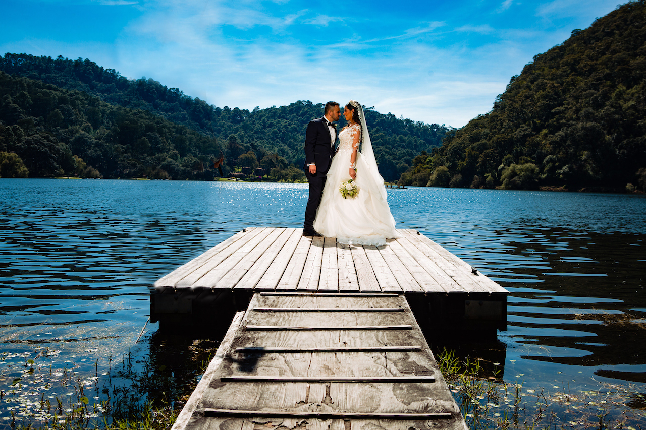 Pareja de novios en Sierra Lago