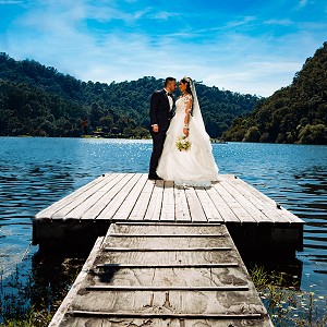 novios en el muelle