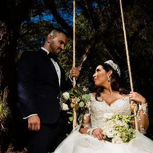 pareja en columpio