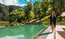 Momento de relajación en nuestra piscina climatizada