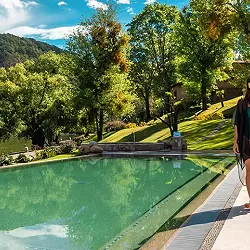 Momento de relajación en nuestra piscina climatizada