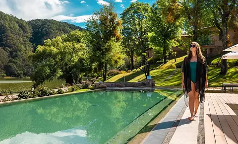 Momento de relajación en nuestra piscina climatizada